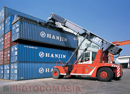 Container movements in Bangkok port Contain a movement by the special CraneIn Bangkok's Port